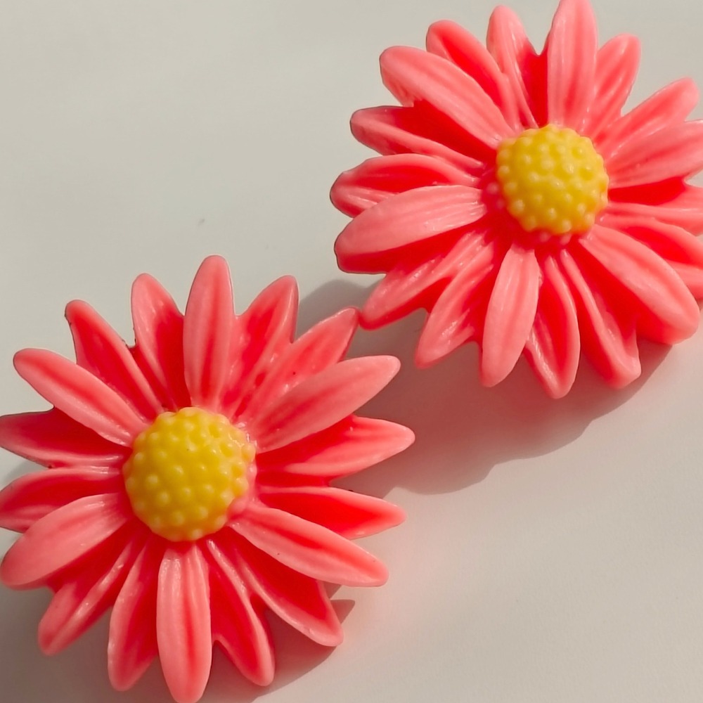 Pink Daisy Flower Stud Earrings Yellow Center Floral Resin Retro Botanical Studs